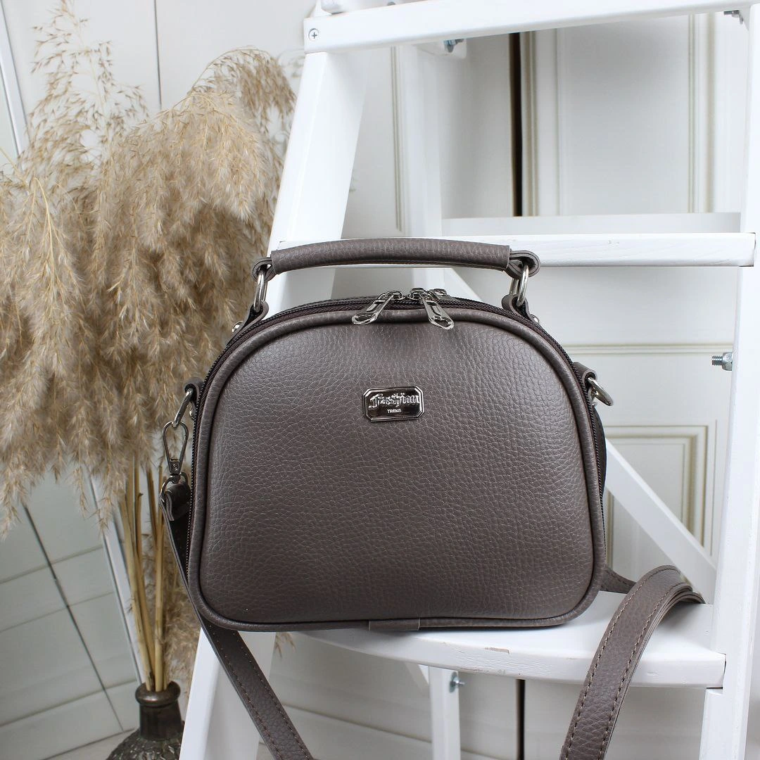 Жіноча сумка капучино з екошкіри через плече, компактна та стильна